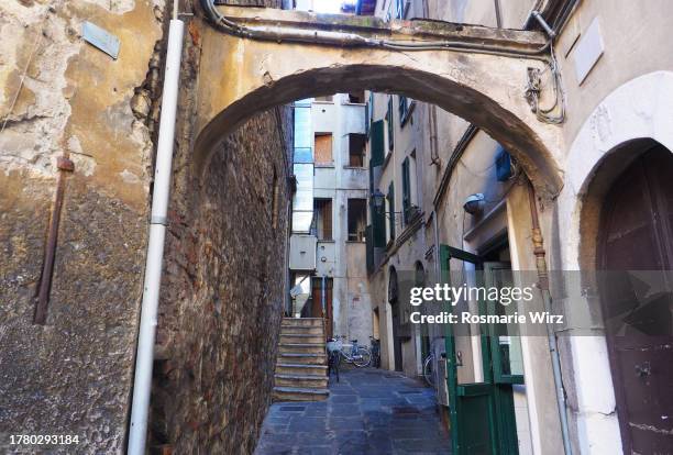 brescia: narrow passage between old houses. - steintreppe stock-fotos und bilder