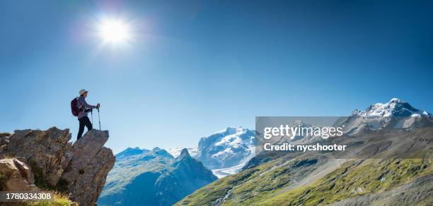 schweiz reisen - seniorin wandert in den schweizer alpen und genießt die aussicht - zermatt stock-fotos und bilder