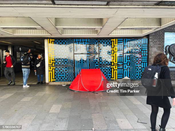 tent used by rough sleepers - homeless winter stock pictures, royalty-free photos & images