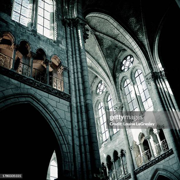 inside of the basilica  st-nicolas in nantes france - kathedrale von nantes stock-fotos und bilder