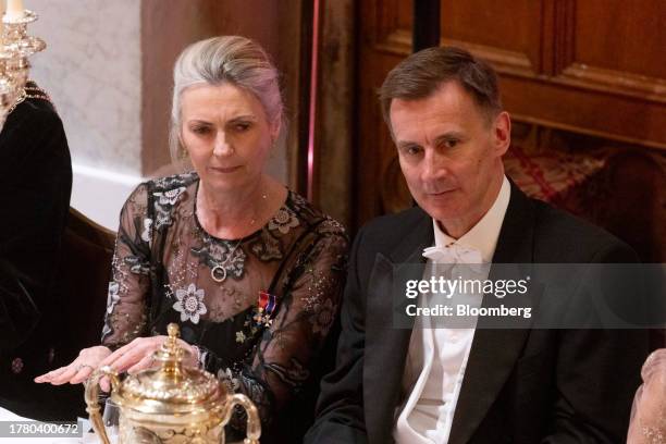 Anne Richards, chief executive officer of Fidelity International Ltd., left, and Jeremy Hunt, UK chancellor of the exchequer attend the Lord Mayor's...