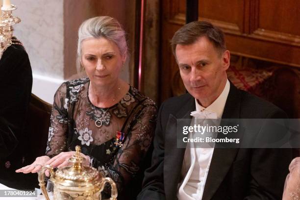 Anne Richards, chief executive officer of Fidelity International Ltd., left, and Jeremy Hunt, UK chancellor of the exchequer attend the Lord Mayor's...