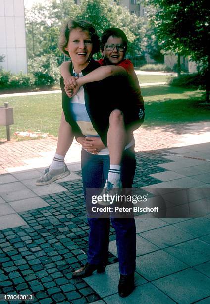 Rosel Zech, Ralf Potz, ARD-Mehrteiler "Knapp-Familie", Nordrhein-Westfalen, Deutschland, Europa, Filmszene, auf dem Rücken tragen, Huckepack,...