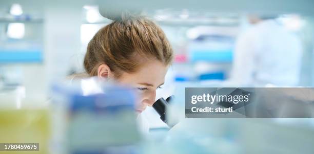 pharma industry female scientist - equipamento de laboratório imagens e fotografias de stock