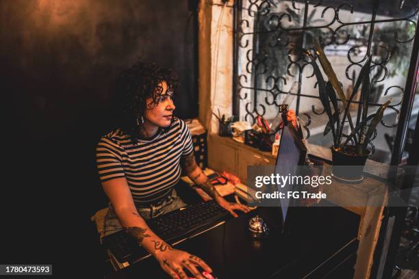 Hotel Receptionist Job Using Computer Hotel Worker On Computer Photos and Premium High Res Pictures - Getty ...