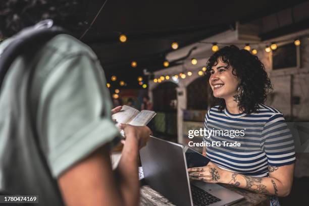 recepcionista hablando con el cliente en el check-in del hotel - hotel rural fotografías e imágenes de stock