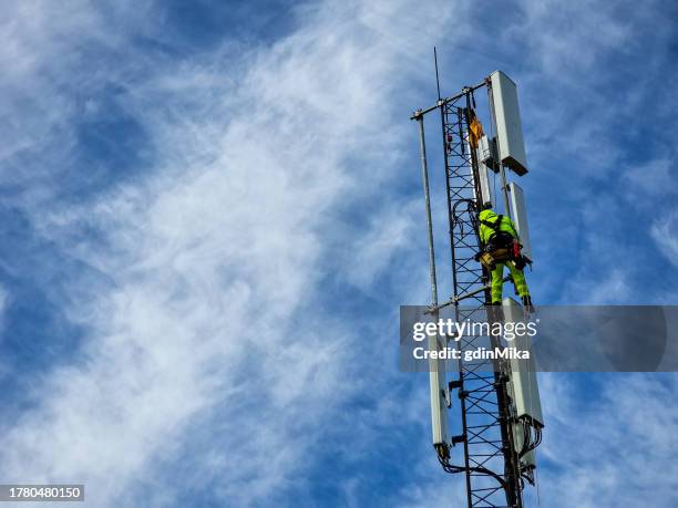 mobile 5g installation on high mast - equipamento de telecomunicações imagens e fotografias de stock