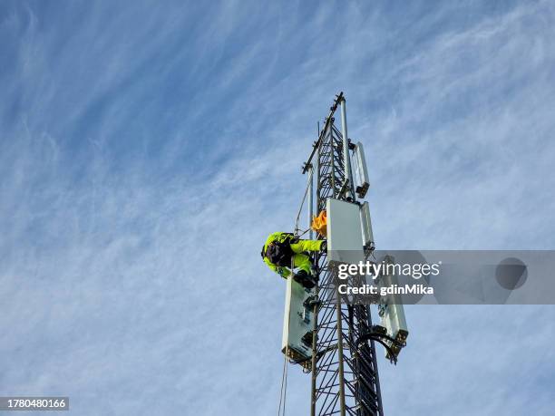 mobile 5g installation on high mast - 5g wireless tower stock pictures, royalty-free photos & images
