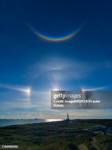 halo phenomenon, halo of light, ice crystals, light effects of atmospheric optics, reflection and refraction of light on ice crystals, grenen, skagens gren, skagen, north jutland, jutland, denmark - grenen stock pictures, royalty-free photos & images