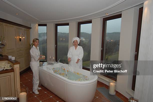 Heide Keller , Katja Silva , Wellness-Kur, Schönheits-Farm Wellness- und Spa-Landschaft "Dollina" in Wellness-Suite "Cleopatra", 5-Sterne-Relais &...