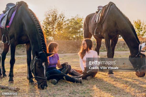 mujeres sonrientes disfrutando con sus caballos - cabestro fotografías e imágenes de stock
