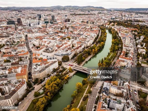 vista aérea de viena en un día de otoño. - austria fotografías e imágenes de stock