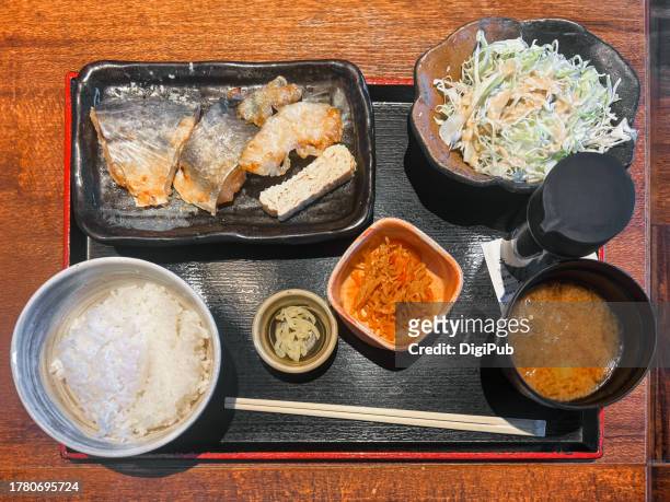 “sawara saikyoyaki” - japanese seerfish marinated in kyoto saikyo white miso and grilled for lunch, japanese spanish mackerel (scomberomorus niphonius) - takuan stock-fotos und bilder
