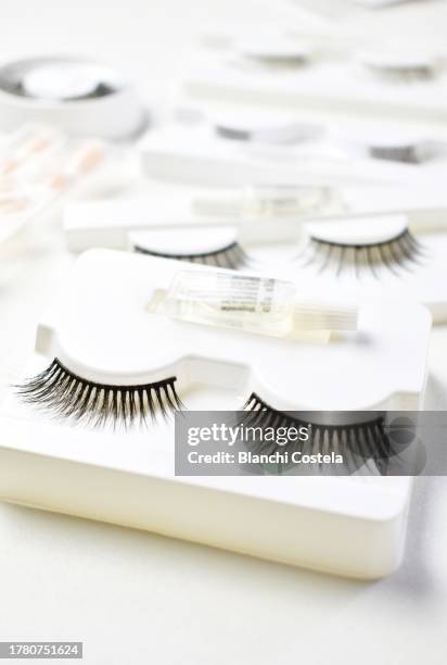 different false eyelashes on a table - false eyelash stock-fotos und bilder