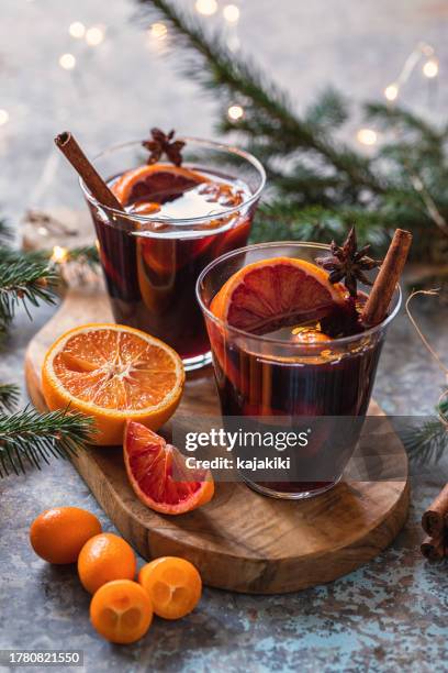 vino caliente caliente con especias para navidad - ponche fotografías e imágenes de stock