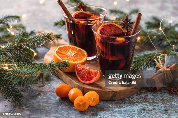heißer glühwein mit gewürzen zu weihnachten - glühwein stock-fotos und bilder