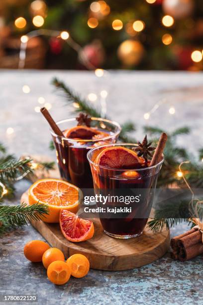 heißer glühwein mit gewürzen zu weihnachten - bowle stock-fotos und bilder