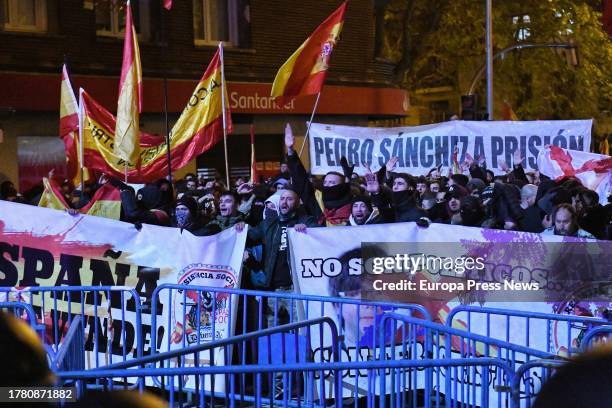 Dozens of demonstrators behind the fences that separated them from the police, during a rally against the amnesty, in front of the PSOE headquarters...