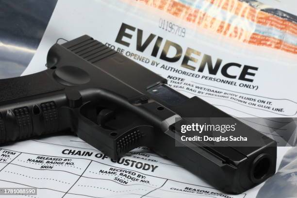 forensic scientists examine a firearm from a crime scene - schaamhaar stockfoto's en -beelden