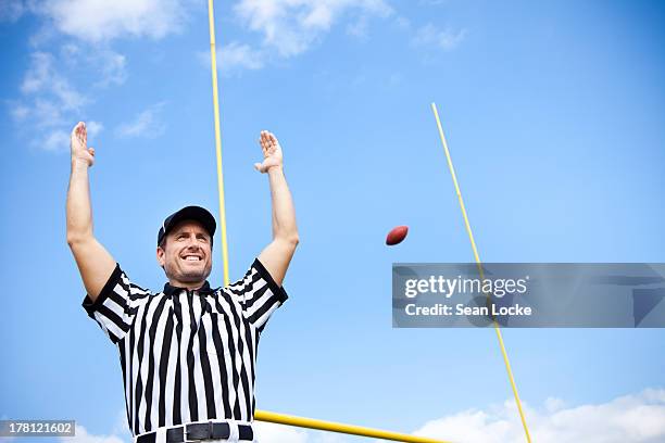 american football referee: signalling a touchdown - american football referee stockfoto's en -beelden