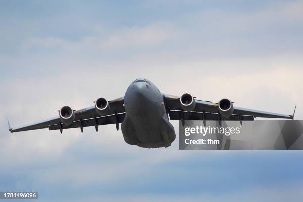 large military cargo aircraft in the sky (boeing c-17 globemaster) - flugzeugteil stock-fotos und bilder