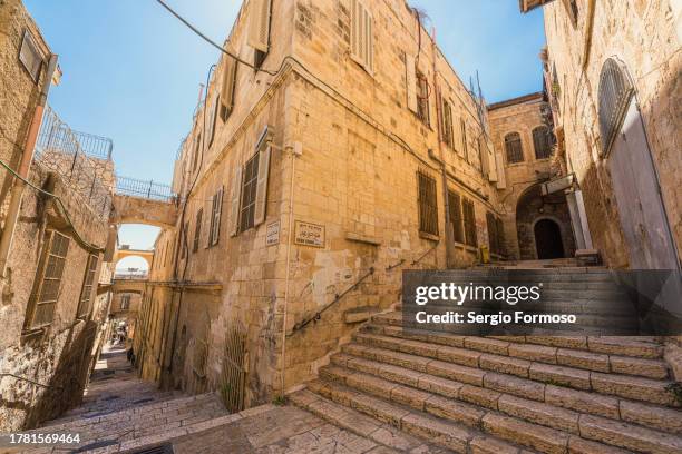 street in the muslim quarter of the old city of jerusalem - jerusalén fotografías e imágenes de stock