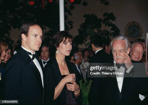 Le prince Albert II avec sa sœur, la princesse Caroline de Monaco et leur père le prince Rainier III, lors du Bal de la Rose, le 20 mars 1993 à...