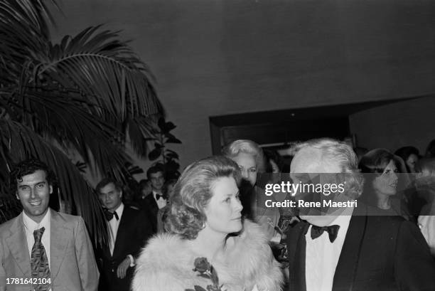 La Princesse Grace de Monaco avec le Prince Rainier III lors du Bal de la Rose, en avril 1976 à Monaco.