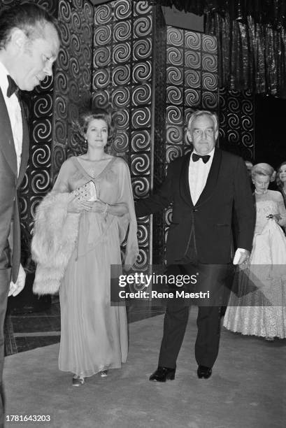 Arrivée de la Princesse Grace de Monaco et du Prince Rainier III pour l’ouverture du Bal de la Rose, en avril 1976 à Monaco.