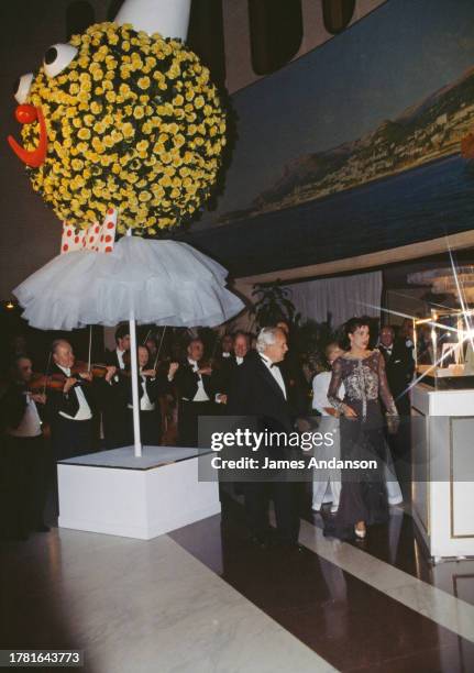 Arrivée du prince Rainier III avec sa fille, la princesse Caroline de Monaco, au Bal de la Rose, le 25 mars 1990 à Monaco.