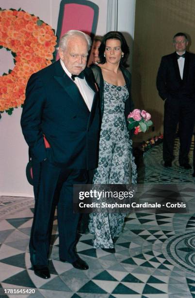 Le Prince Rainier III avec sa fille, la princesse Stephanie de Monaco, lors du Bal de la Rose, le 16 mars 2002 à Monaco.