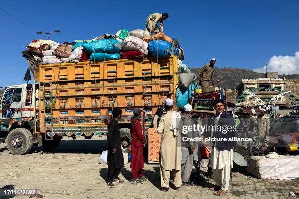 November 2023, Pakistan, Torcham: Thousands of Afghans are currently leaving Pakistan every day. At the Torcham border crossing, numerous families...