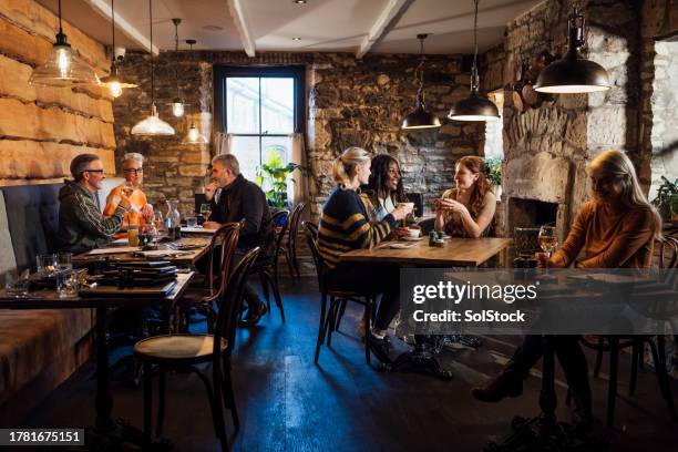 essen im innenbereich und im freien - britische kultur stock-fotos und bilder