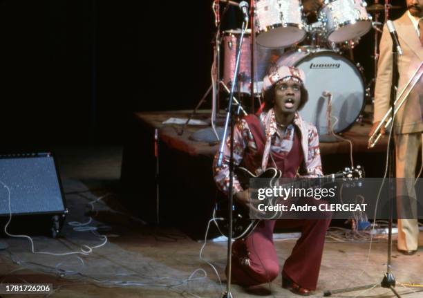 Le guitariste américain Johnny 'Guitar' Watson en concert à Paris en novembre 1975