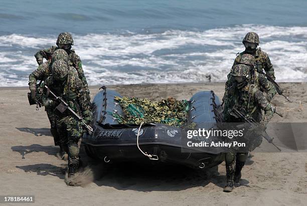 Marine Corps infantry units of 99th Regiment conducted an urban warfare drill in Kaohsiung's Tsoying Naval Base on August 27, 2013 in Kaohsiung,...