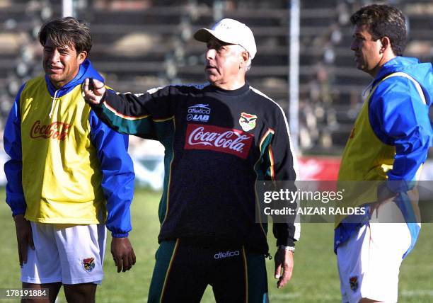 El uruguayo Nelson Acosta , técnico de la seleccion boliviana de fútbol les imparte instrucciones a Oscar Sánchez y a Julio César Valdivieso durante...