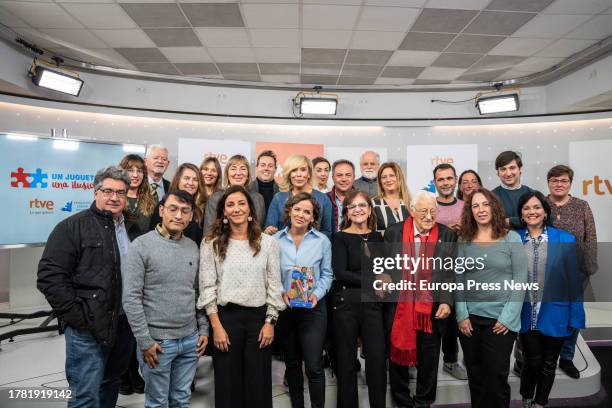 Family photo, in the front row, the director of the "Fundacion Crecer Jugando", Marta Pastor .