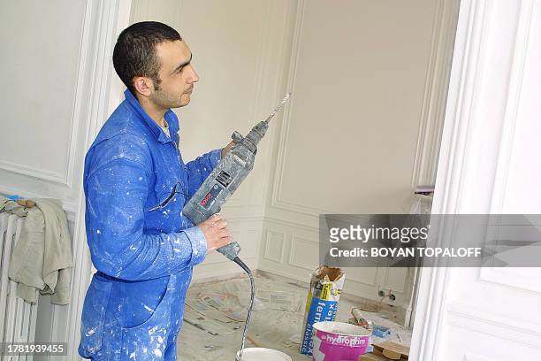 Un ouvrier travaille, en 2002, à l'intérieur d'un appartement parisien en cours de rénovation.