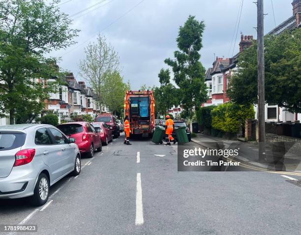 collezione di rifiuti - pattumiera a rotelle foto e immagini stock