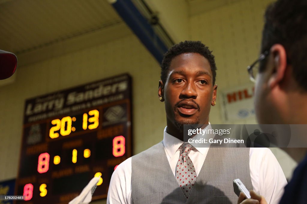 Larry Sanders signs a contract extension with the Milwaukee Bucks