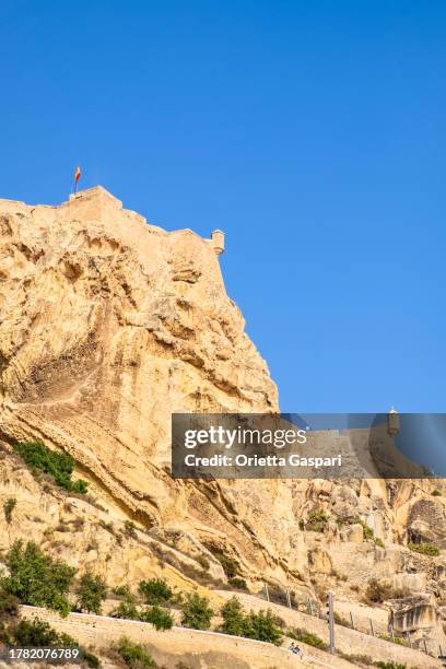 castelo de santa bárbara, o marco histórico de alicante - espanha - valencia spagna - fotografias e filmes do acervo