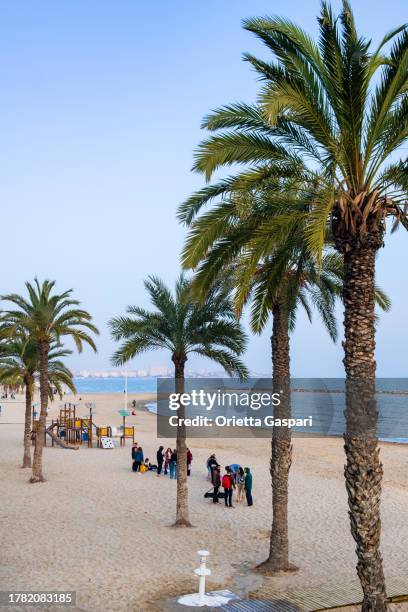 playa del postiguet, a praia urbana de alicante - espanha - valencia spagna - fotografias e filmes do acervo