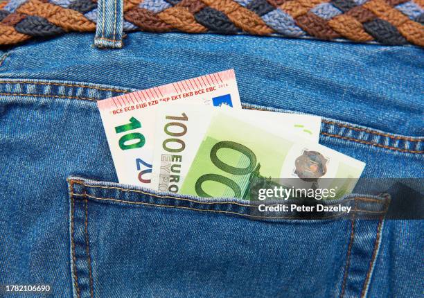 euros in pocket - money-talks-englische-redewendung stock-fotos und bilder