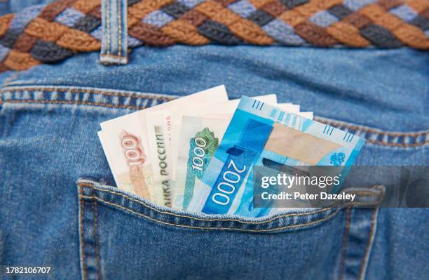 russian currency in pocket - money-talks-englische-redewendung stock-fotos und bilder