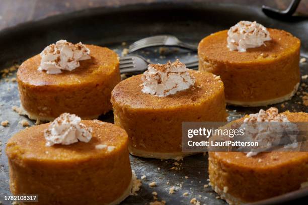 individual pumpkin pie's - small dinner party stock pictures, royalty-free photos & images
