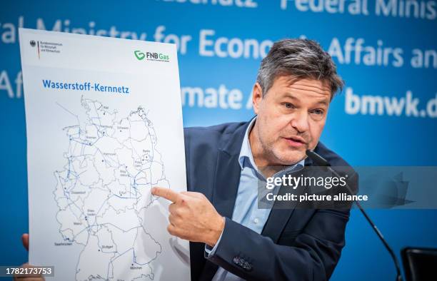 November 2023, Berlín: German Economy Minister Robert Habeck during the presentation of plans to create a centralized hydrogen network in Germany....