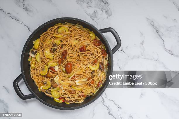 directly above shot of food in cooking pan on table - ingredientes cocina stock-fotos und bilder