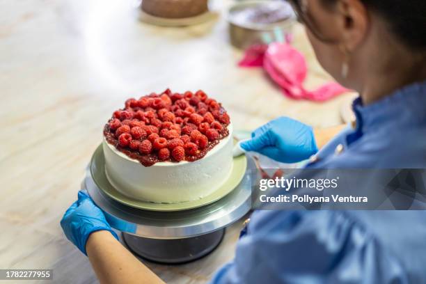 torta di finitura a mano umana - pasticceria foto e immagini stock