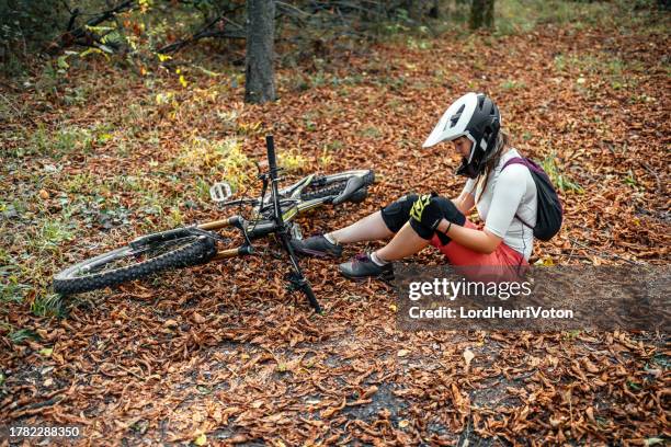 junge frau stürzte vom mountainbike - fallen lord stock-fotos und bilder