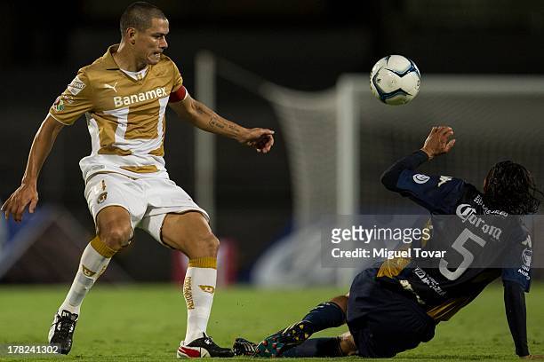 Dario Veron of Pumas struggles for the ball with Jorge Manrique of Atletico San Luis during a match between Pumas and Atletico San Luis as part of...